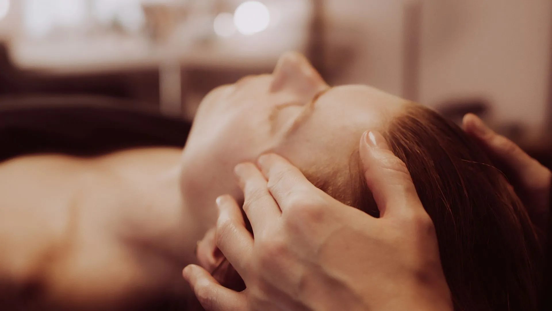 image de massage facial pour évoquer le Kobido
