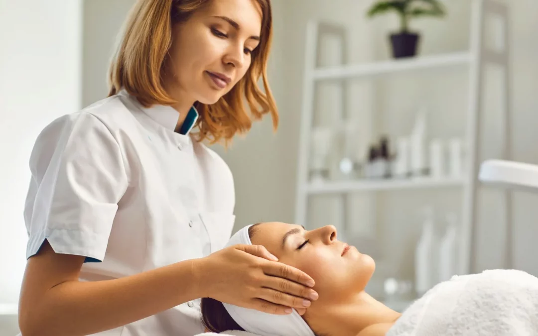une femme faisant un soin du visage à une cliente pour illustrer les formations soins du visage après le cap
