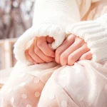 des mains de femme qui sont crispées pour représenter l'interdiction du TPO